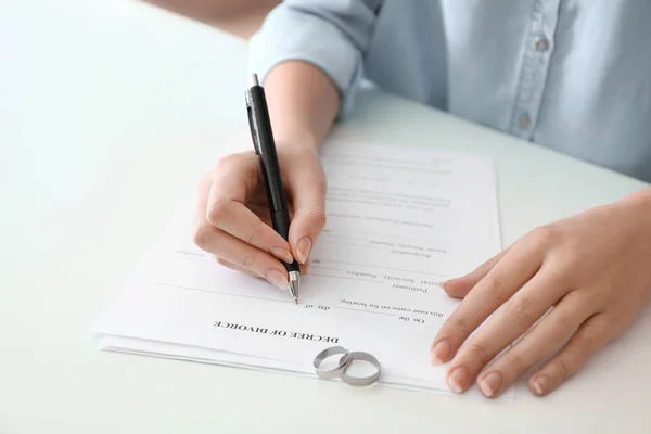 Ung Kvinna Signering Dom Äktenskapsskillnad Vid Bordet Närbild — Stockfoto
