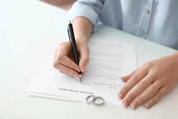 Jovem Mulher Assinando Decreto Divórcio Mesa Close — Fotografia de Stock