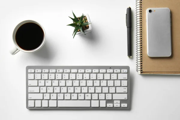 Computertastatur Notizbuch Telefon Tasse Kaffee Und Sukkulente Auf Weißem Tisch — Stockfoto