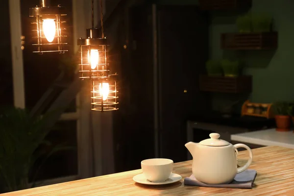 Tetera Con Taza Sobre Mesa Madera Cocina — Foto de Stock