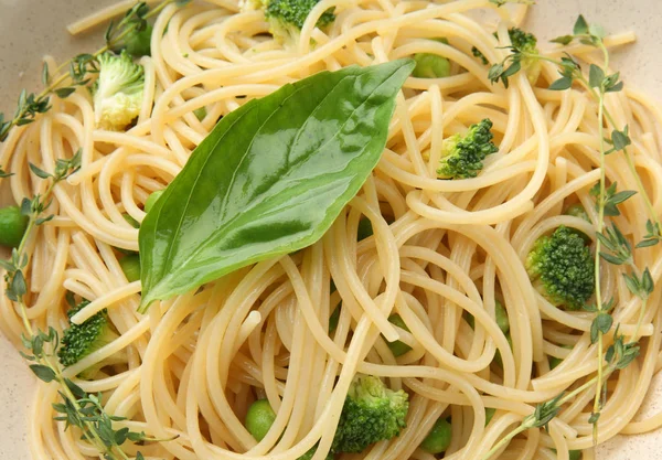 Chutné Těstoviny Bazalkou Brokolice Closeup — Stock fotografie