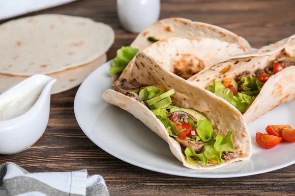 Teller Mit Leckeren Tacos Auf Holztisch — Stockfoto
