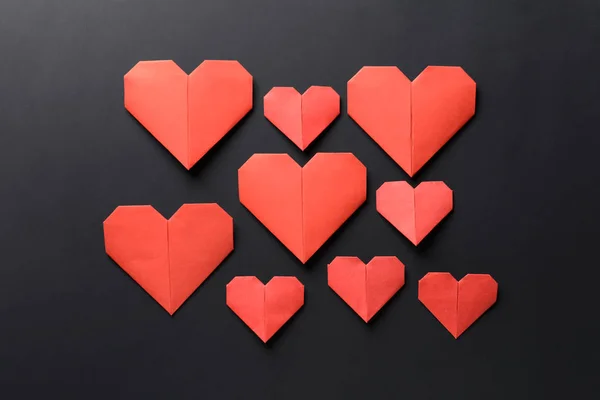 Corazones Origami Sobre Fondo Oscuro — Foto de Stock