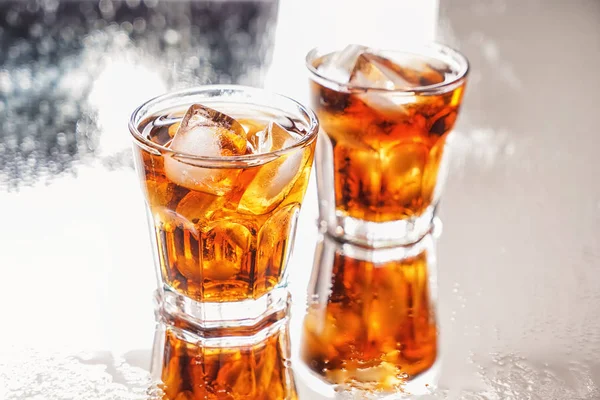 Ποτήρια Ποτό Νόστιμα Κρύα Αναψυκτικά Τύπου Κόλα Στο Φως Τραπέζι — Φωτογραφία Αρχείου