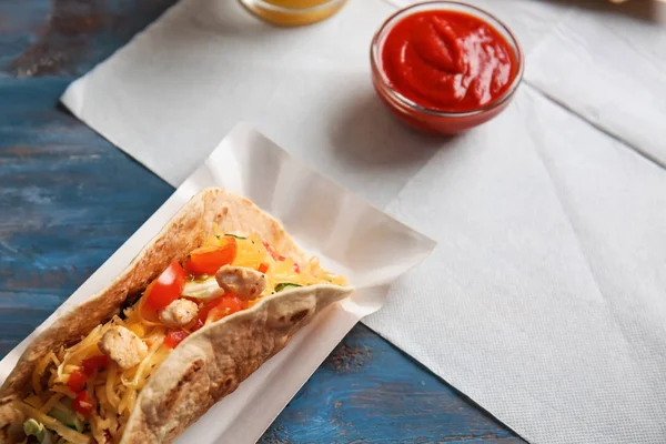 Taco Savoureux Avec Table Sauce — Photo