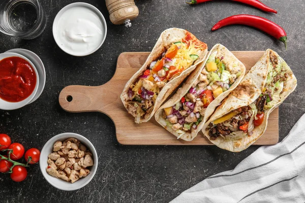 Wooden Board Tasty Tacos Sauces Dark Table — Stock Photo, Image