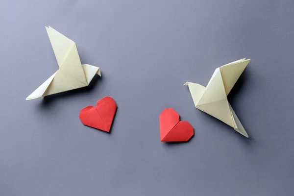 Origami Oiseaux Coeurs Sur Fond Gris — Photo