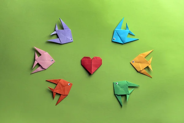 Origami Peces Corazón Sobre Fondo Color — Foto de Stock
