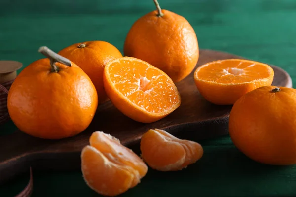 Plateau Bois Avec Savoureuses Mandarines Juteuses Sur Fond Bois Couleur — Photo