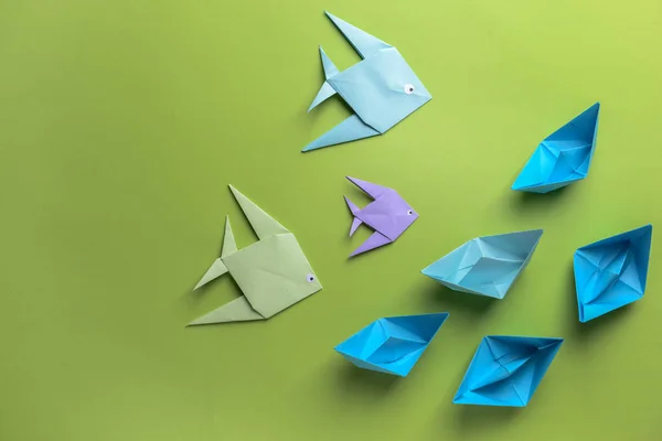Origami Fisk Och Båtar Färg Bakgrunden — Stockfoto