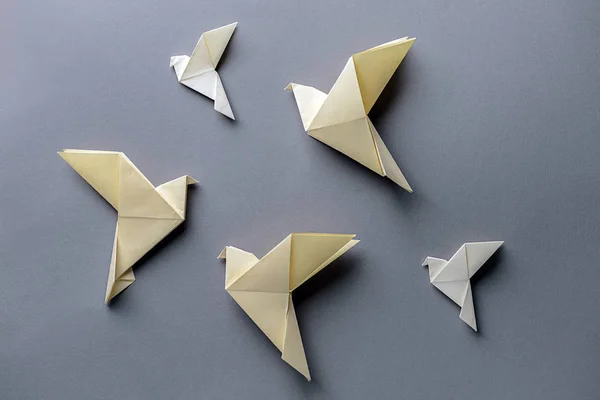 Origami Fåglar Grå Bakgrund — Stockfoto