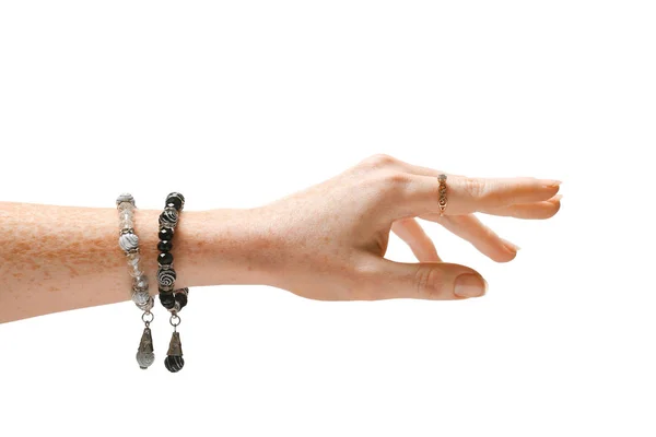Mão Feminina Com Pulseiras Elegantes Anel Fundo Branco — Fotografia de Stock