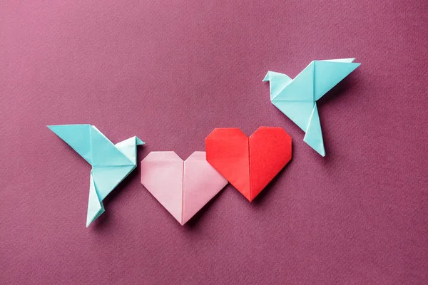 Origami Vögel Und Herzen Auf Farbigem Hintergrund — Stockfoto