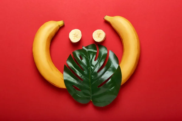 Gustose Banane Fresche Con Foglia Tropicale Sfondo Colore — Foto Stock