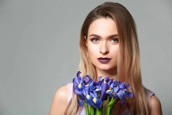 Vacker Ung Kvinna Med Bukett Blommor Grå Bakgrund — Stockfoto