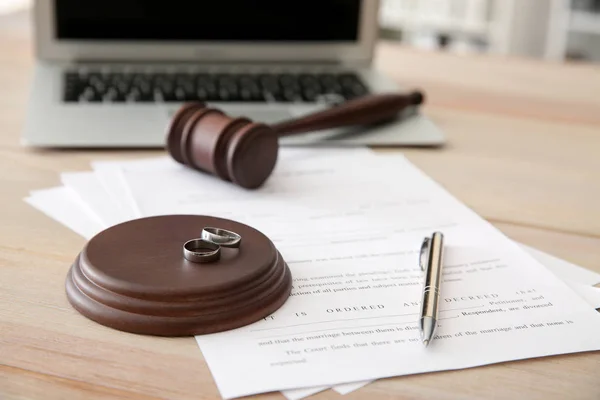 Ringe Mit Scheidungsurteil Und Richtergabel Auf Dem Tisch Stockbild