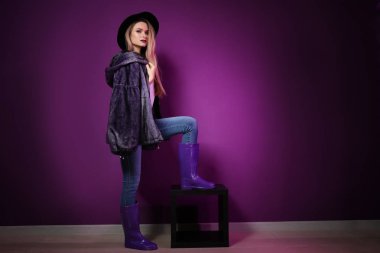 Menekşe duvarının yakınında şık genç kadın