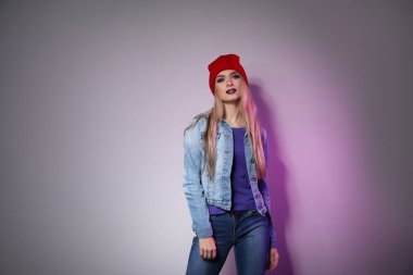 Renkli arka planda modaya uygun genç bir kadın.