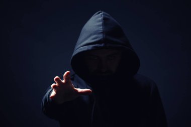 Profesyonel hacker koyu arka plan üzerinde. İnternet hırsızlığı kavramı