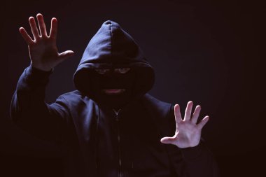 Profesyonel hacker koyu arka plan üzerinde. İnternet hırsızlığı kavramı