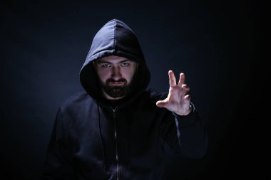 Profesyonel hacker koyu arka plan üzerinde. İnternet hırsızlığı kavramı