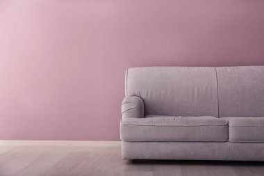 Renk duvarının yakınında rahat kanepe