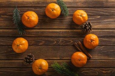 Ahşap arka plan üzerinde olgun tatlı mandalina ile Noel kompozisyon