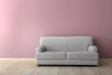 Renk duvarının yakınında rahat kanepe