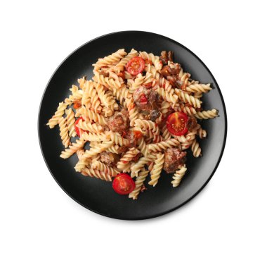 Tabak lezzetli makarna et ve beyaz zemin üzerine domates ile