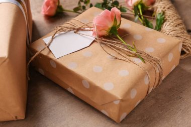 Festival hediye kutuları ve masaya çiçek