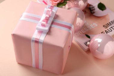 Renk arka plan üzerinde şenlikli hediye kutusu