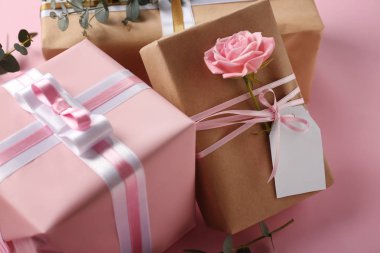 Festival hediye kutuları renk arka plan üzerinde