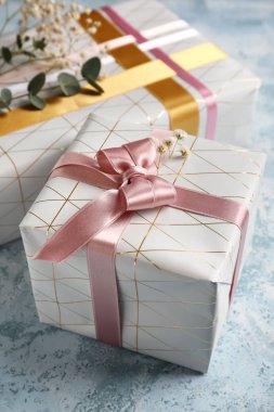 Festival hediye kutuları renk arka plan üzerinde