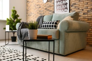 Yeşil bitki ve oda iç kitapta küçük tablo