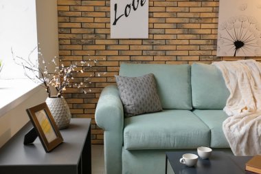 Oturma odasının içinde rahat bir kanepe.