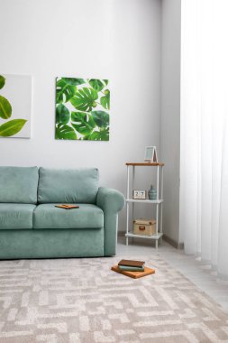 Oturma odasının içinde rahat bir kanepe.