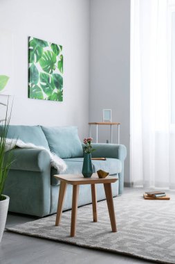 Oturma odasının içinde rahat bir kanepe.