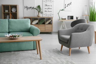 Rahat mobilyaları olan şık bir oturma odası.