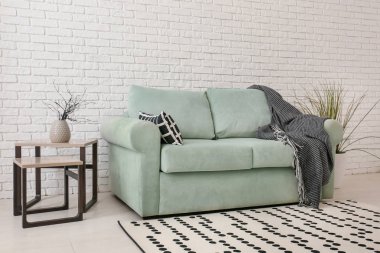 Oturma odasının içinde rahat bir kanepe.