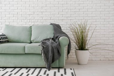 Beyaz tuğla duvar iç odanın yanında rahat kanepe