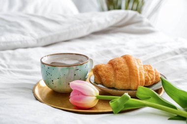 Lezzetli kruvasan ve kahve yatakta