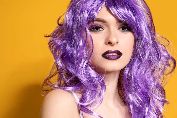Hermosa Mujer Joven Con Peluca Violeta Sobre Fondo Color —  Fotos de Stock