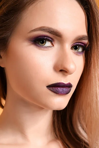 Hermosa Joven Con Maquillaje Tonos Violetas Primer Plano — Foto de Stock