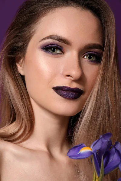 Schöne Junge Frau Mit Make Violetten Tönen Und Blume Auf — Stockfoto