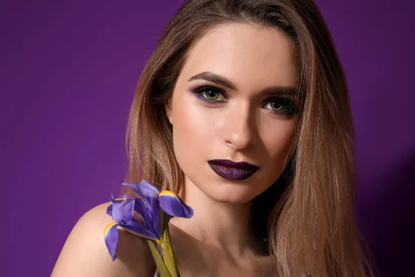 Belle Jeune Femme Avec Maquillage Dans Les Tons Violets Fleur — Photo