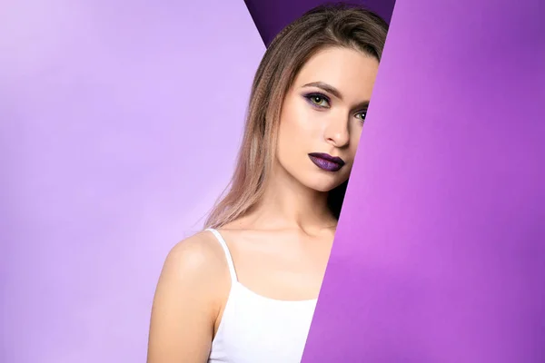 Hermosa Joven Con Carteles Blanco Sobre Fondo Violeta —  Fotos de Stock