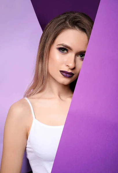 Mulher Bonita Com Cartazes Branco Fundo Violeta — Fotografia de Stock
