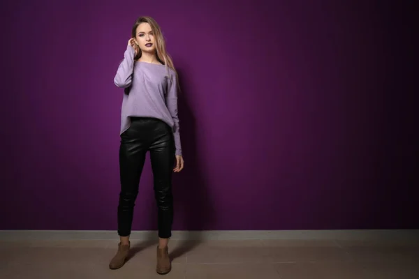 Modische Junge Frau Der Nähe Der Violetten Mauer — Stockfoto
