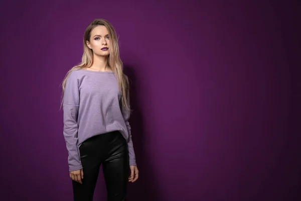 Trendy Jonge Vrouw Violette Achtergrond — Stockfoto