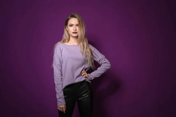 Fashionable Young Woman Violet Background — Stock Photo, Image